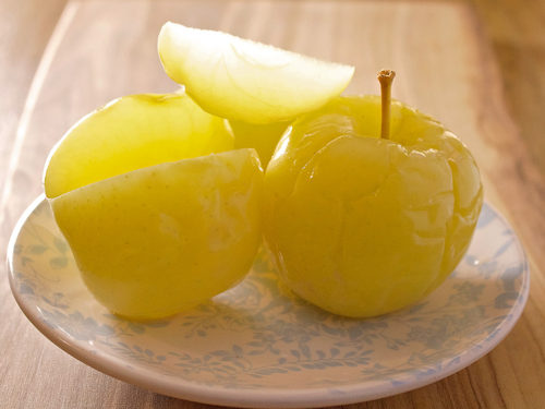 https://www.beetsandbones.com/wp-content/uploads/2015/09/brined-apples-1-500x375.jpg